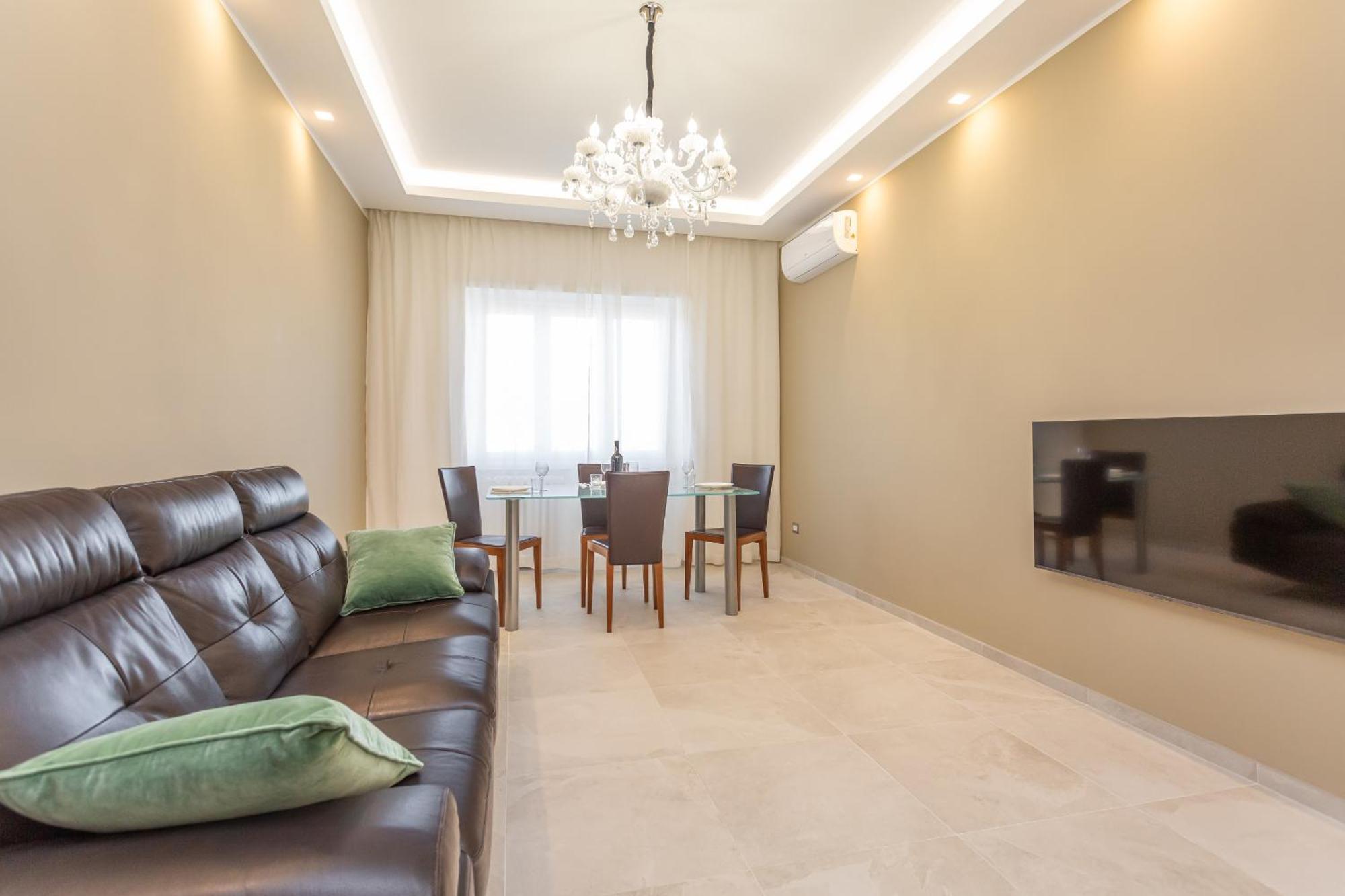 2-bedroom Retreat Near Metro & Parks Appartamento Roma